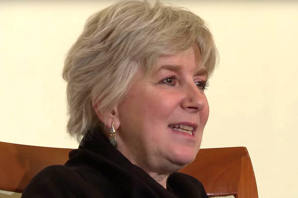 Elena Ferrante está escrevendo novamente, diz editor