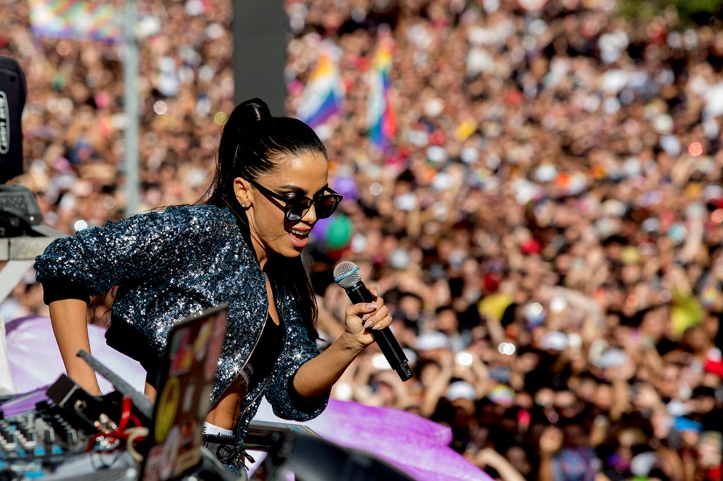 Anitta faz show-relâmpago durante a 21ª edição da Parada do Orgulho LGBT de São Paulo, na Avenida Paulista