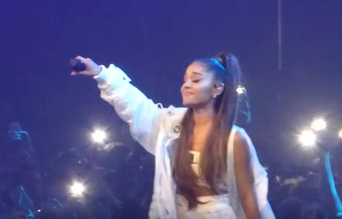 Ariana Grande se emociona em show em Paris