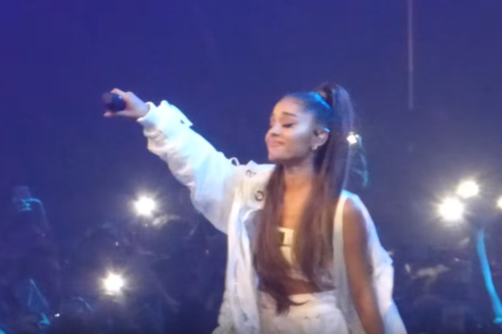 Ariana Grande se emociona em show em Paris