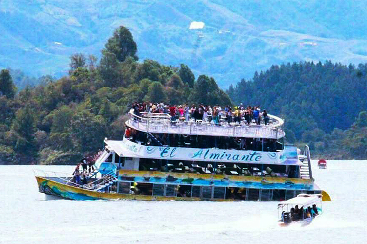 Uma embarcação naufragou em uma represa de Guatapé, região turística situada a 80 quilômetros de Medellín, na Colômbia - 25/06/2017