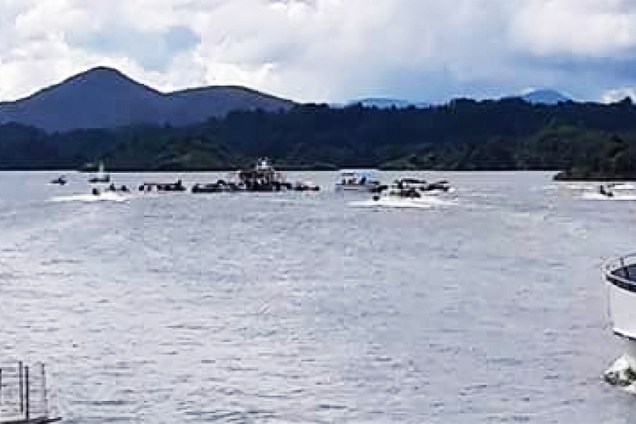 Uma embarcação naufragou em uma represa de Guatapé, região turística situada a 80 quilômetros de Medellín, na Colômbia - 25/06/2017