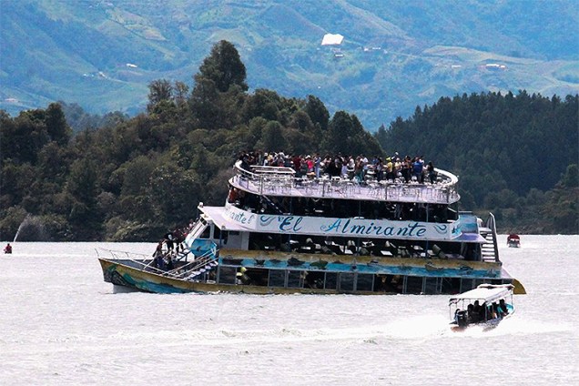 O barco "El Almirante", que afundou na cidade de Guatupé, na Colômbia - 25/06/2017