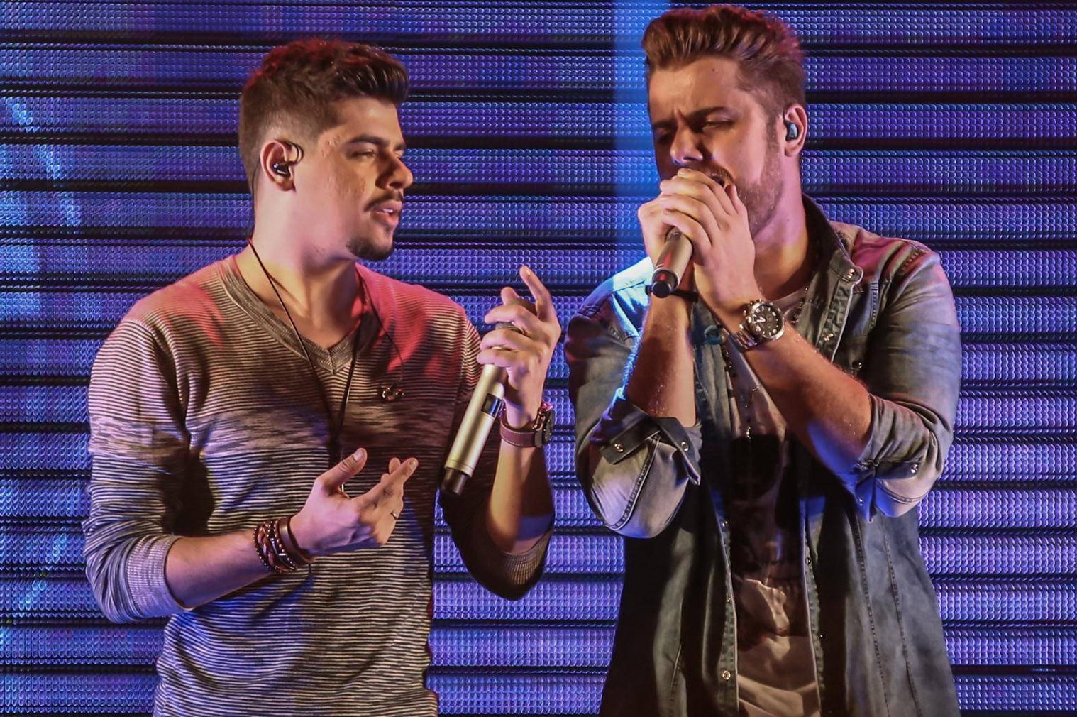 Zé Neto & Cristiano interrompem show após bomba estourar no palco | VEJA