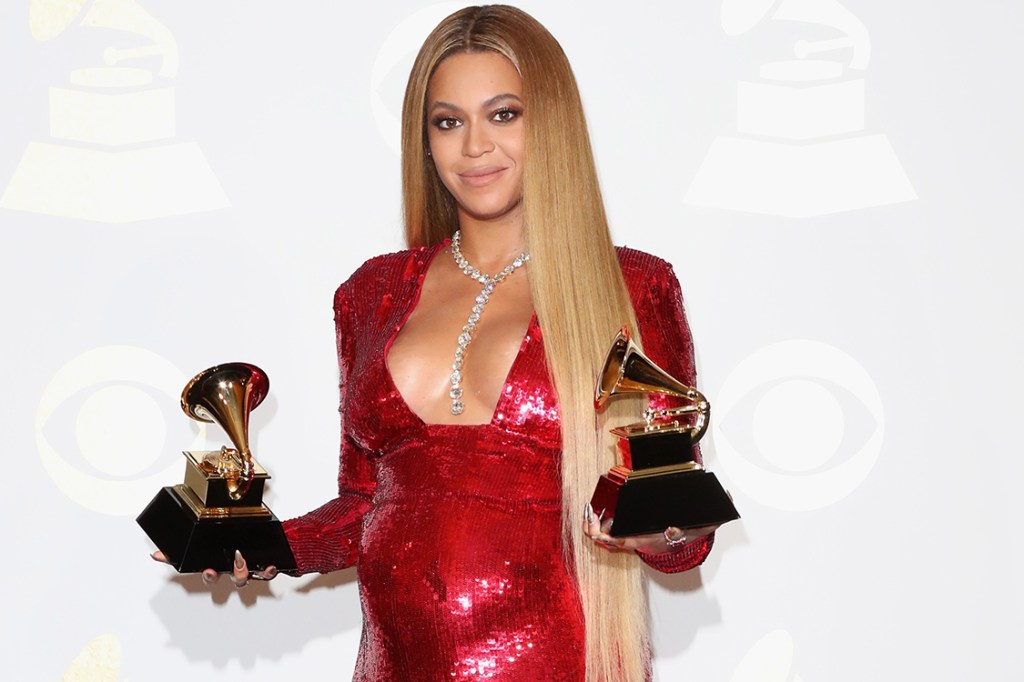 Beyoncé exibe seus dois Grammys, após cerimônia de 2017 em Los Angeles, Califórnia