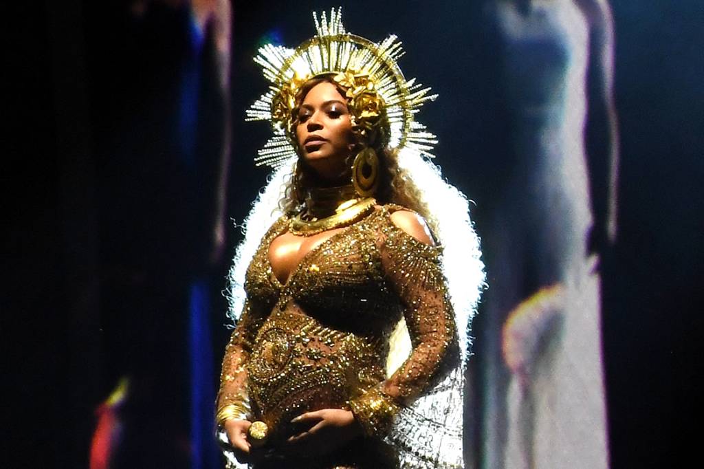Beyoncé, durante sua apresentação no 59ª Grammy Awards em Los Angeles, Califórnia