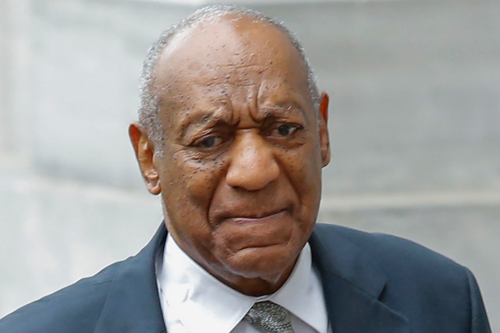 Bill Cosby deixa tribunal após sexto dia de julgamento, em que é acusado de abuso sexual me Norristown, Pennsylvania