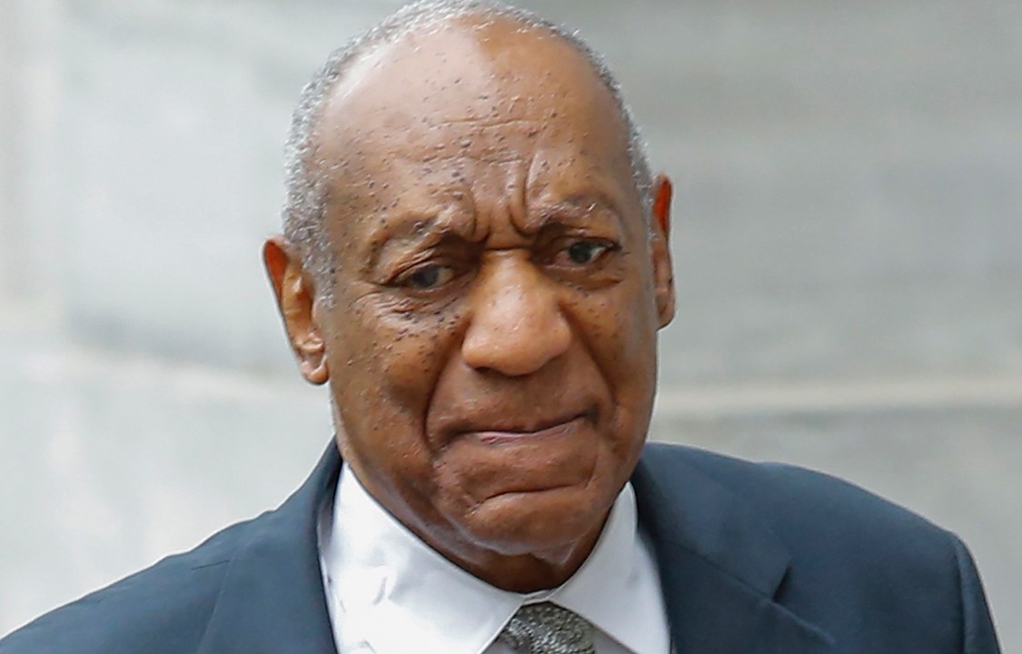 Bill Cosby deixa tribunal após sexto dia de julgamento, em que é acusado de abuso sexual me Norristown, Pennsylvania