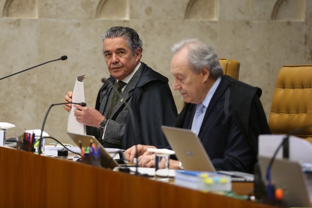 Ministros Marco Aurélio e Ricardo Lewandowski durante sessão plenária do Supremo Tribunal Federal (STF) para julgamento da validade das delações da JBS - 28/06/2017