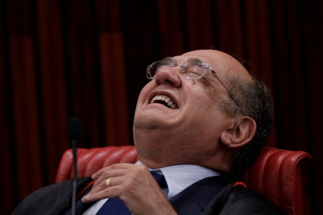 O presidente do Tribunal Superior Eleitoral (TSE), Gilmar Mendes, sorri durante a sessão de julgamento da chapa Dilma-Temer eleita em 2014. Por 4 votos a 3, a corte decidiu rejeitar a cassação da chapa - 09/06/2017