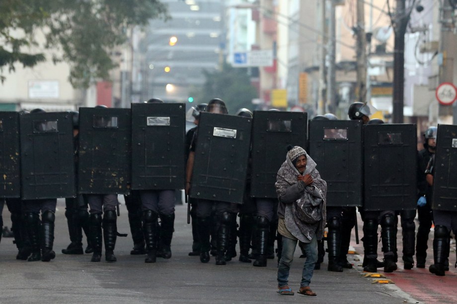 Usuários de crack carregam seus pertences durante operação policial na Cracolândia, no centro de São Paulo - 11/06/2017