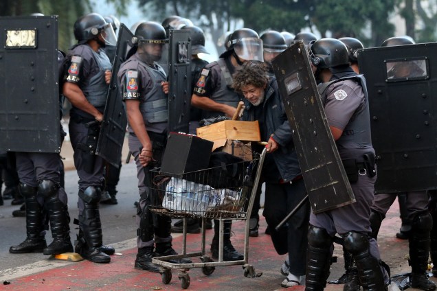 Usuários de crack carregam seus pertences durante operação policial na Cracolândia, no centro de São Paulo - 11/06/2017