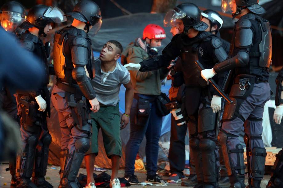 Polícia militar aborda usuários de crack durante operação na Cracolândia, no centro de São Paulo - 11/06/2017