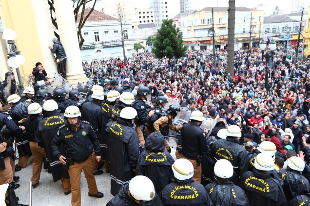 Professores e servidores públicos entram em confronto com seguranças e com a polícia em frente à Câmara Municipal de Curitiba durante protesto contra as medidas de ajuste fiscal - 20/06/2017