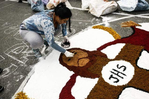 Fiéis católicos confeccionam o tradicional tapete para comemoração de Corpus Christi na cidade de Santana de Parnaíba, São Paulo - 15/06/2017 Fiéis católicos confeccionam o tradicional tapete para comemoração de Corpus Christi na cidade de Santana de Parnaíba, São Paulo - 15/06/2017