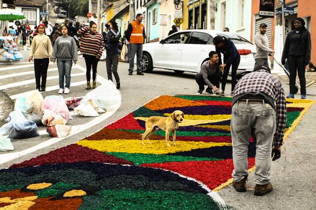Fiéis católicos confeccionam o tradicional tapete para comemoração de Corpus Christi na cidade de Santana de Parnaíba, São Paulo - 15/06/2017 Fiéis católicos confeccionam o tradicional tapete para comemoração de Corpus Christi na cidade de Santana de Parnaíba, São Paulo - 15/06/2017