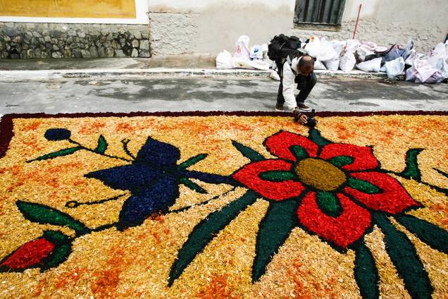 Fiéis católicos confeccionam o tradicional tapete para comemoração de Corpus Christi na cidade de Santana de Parnaíba, São Paulo - 15/06/2017 Fiéis católicos confeccionam o tradicional tapete para comemoração de Corpus Christi na cidade de Santana de Parnaíba, São Paulo - 15/06/2017