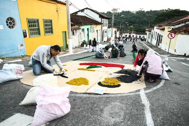 Fiéis católicos confeccionam o tradicional tapete, feito com sal colorido, para comemoração de Corpus Christi na cidade de Santana de Parnaíba, grande São Paulo - 15/06/2017 Fiéis católicos confeccionam o tradicional tapete, feito com sal colorido, para comemoração de Corpus Christi na cidade de Santana de Parnaíba, grande São Paulo - 15/06/2017