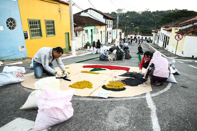 Fiéis católicos confeccionam o tradicional tapete, feito com sal colorido, para comemoração de Corpus Christi na cidade de Santana de Parnaíba, grande São Paulo - 15/06/2017