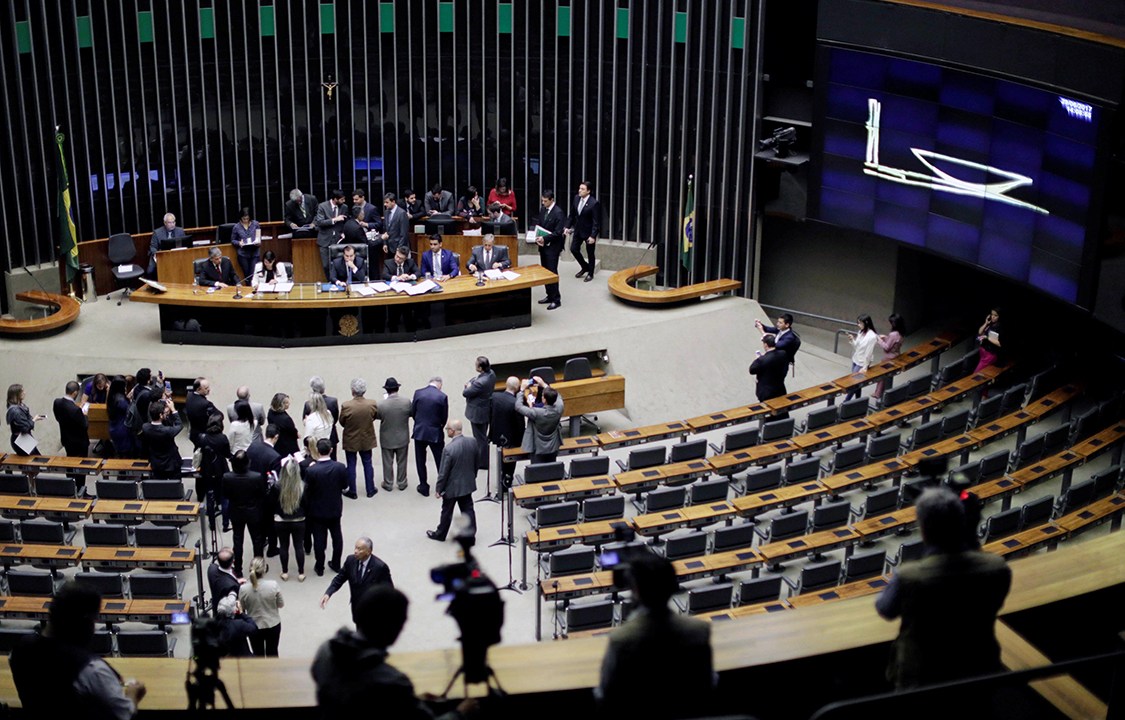Mariana Carvalho lê denúncia contra Michel Temer para plenário vazio, em Brasília