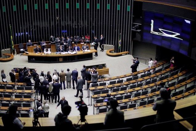 Mariana Carvalho lê denúncia contra Michel Temer para plenário vazio, em Brasília - 29/06/2017