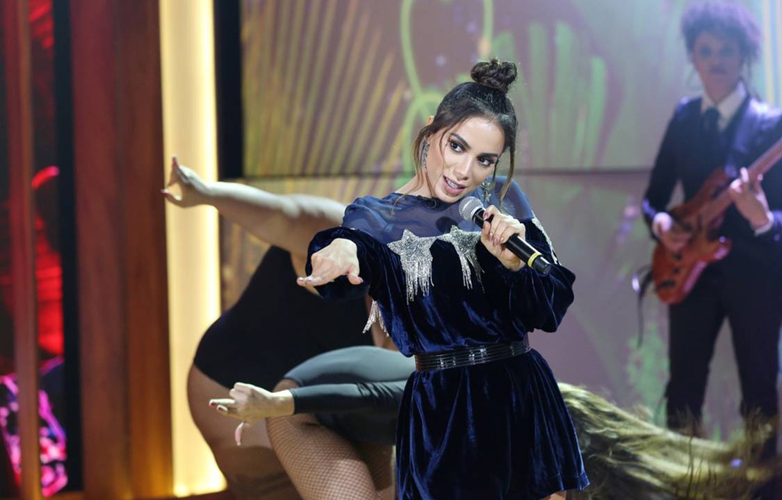 Anitta se apresenta no programa de Pedro Bial