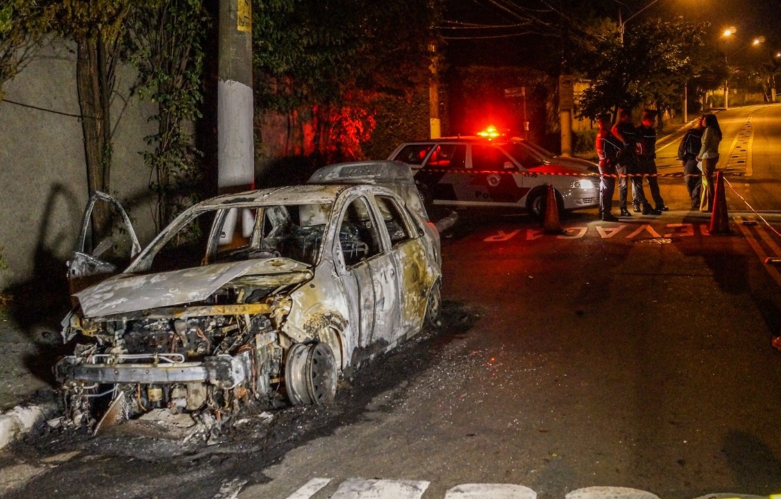 Carro incendiado e um corpo carbonizado são encontrados na Rua Colégio Pio XII, Bairro do Morumbi, em São Paulo