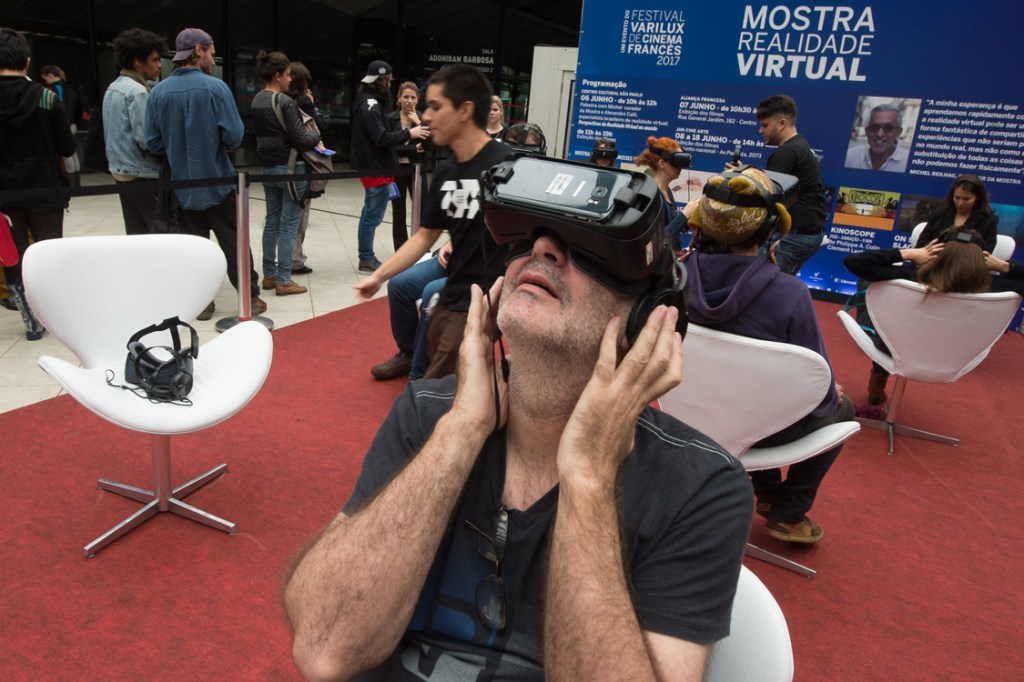 Espectador assiste filme em realidade virtual na mostra paralela do Festival Varilux de Cinema Francês 2017
