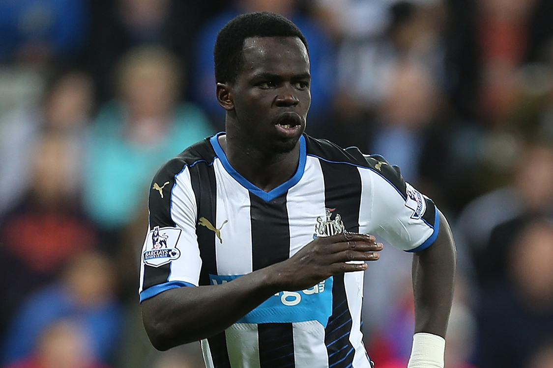 Cheick Tioté, jogando pelo Newcastle United contra o Northampton Town, na Inglaterra (2015)