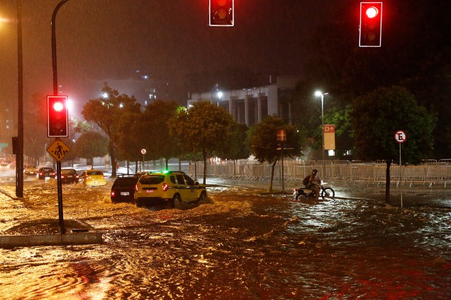 Chuva forte no Rio - Inundações em vários pontos da cidade. Avenida Maracanã alagada - 21/06/2017