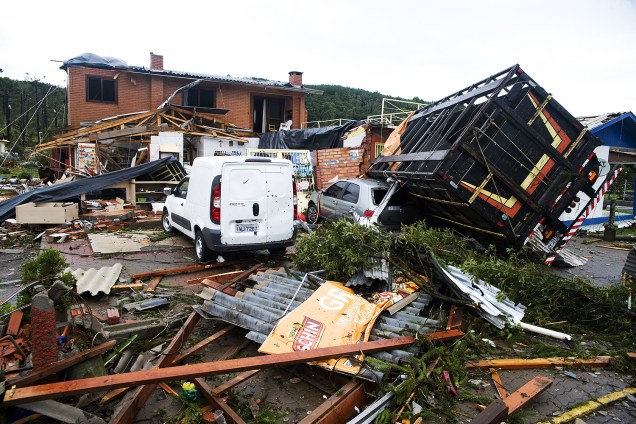 Cerca de 150 casas de Vila Oliva, em Caxias do Sul (RS) foram destelhadas por causa do temporal. O temporal da madrugada desta quinta-feira (8) provocou alagamentos e deslizamentos de terra no Rio Grande do Sul - 08/06/2017