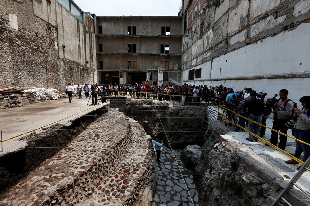 Arqueólogos descobrem quadra de jogos e templo asteca no centro da Cidade do México