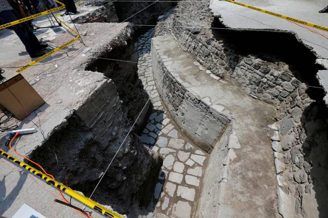 Arqueólogos descobrem quadra de jogos e templo asteca no centro da Cidade do México
