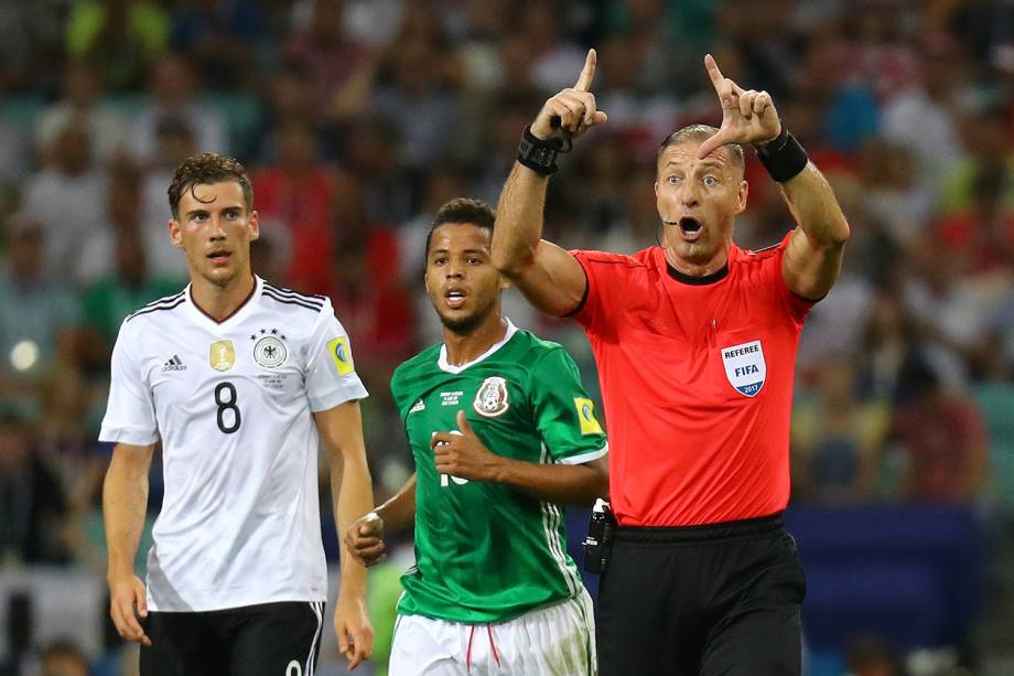 O árbitro da partida durante o jogo entre Alemanha e México, válida pelas semifinais da Copa das Confederações 2017 - 29/06/2017