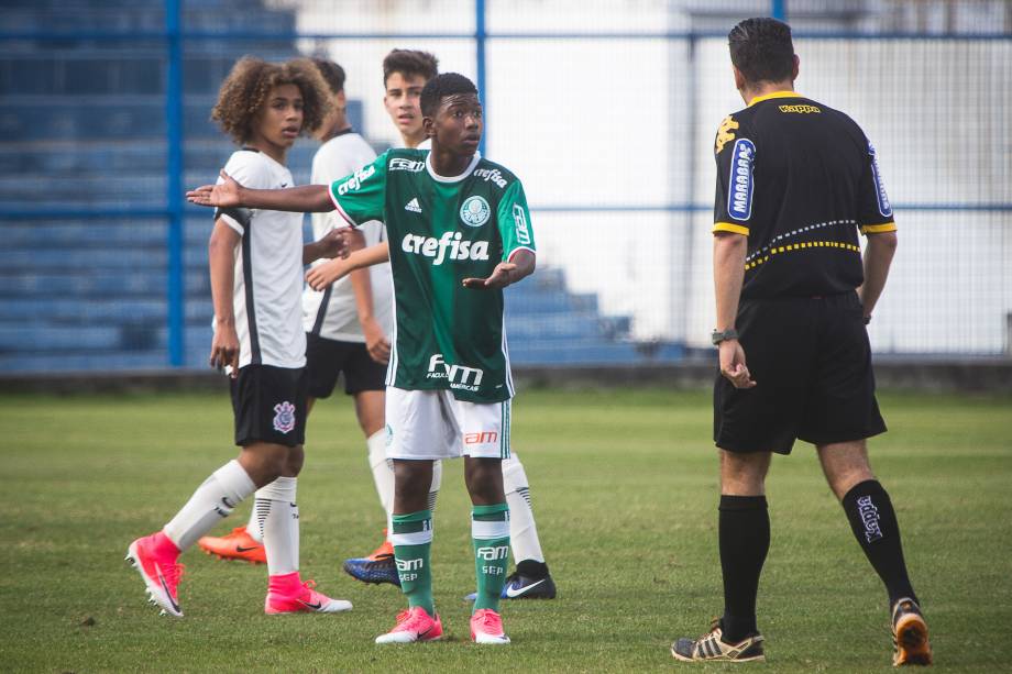 Meia Luiz Guilherme, o "Robinho" do Palmeiras, reclama com a arbitragem