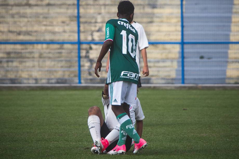Robinho ajuda o rival a se levantar durante Corinthians x Palmeiras no Parque São Jorge