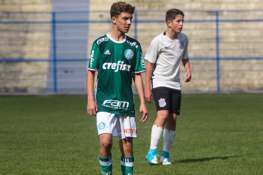 Pedro, filho de Magrão, à frente de Luigi, o filho de Edu Gaspar