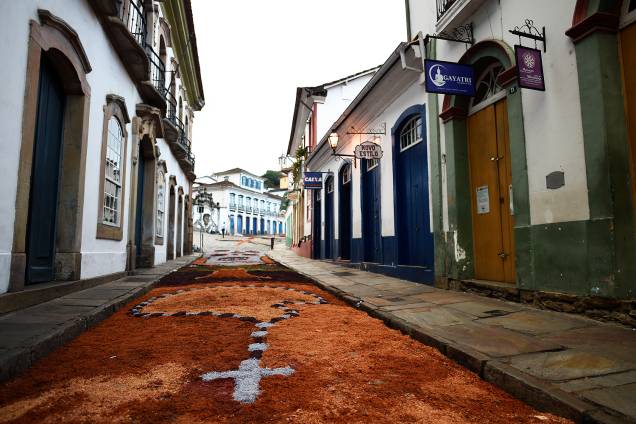 Tapetes de serragem colorem ruas de Ouro Preto na celebração de Corpus Christi - 15/06/2017