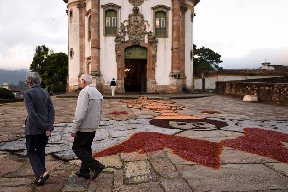 Tapetes de serragem colorem ruas de Ouro Preto na celebração de Corpus Christi - 15/06/2017