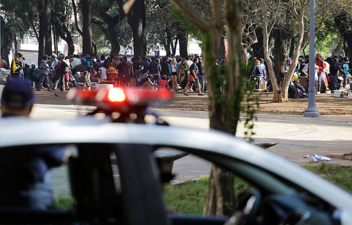 Ação da Polícia Militar de São Paulo aborda dependentes químicos na Praça Princesa Isabel, centro da cidade, e causa tumulto -