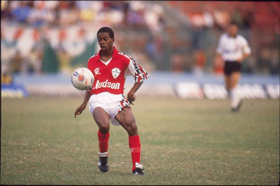 O atacante Dener, da Portuguesa durante partida contra o Corinthians no Campeonato Pauslista de 1991
