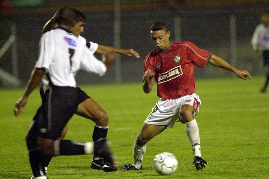 O atacante Ricardo Oliveira em ação pela Portuguesa na Copa do Brasil em 2001