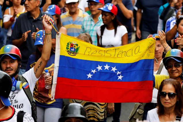 Uma bandeira da Venezuela é mostrada durante um novo protesto contra o presidente Nicolás Maduro, em Caracas - 07/06/2017