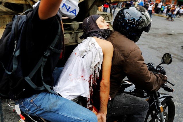 Jovem é ferido durante um novo protesto contra o presidente Nicolás Maduro, em Caracas, na Venezuela - 07/06/2017