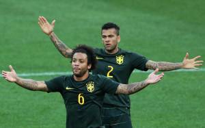 Daniel Alves e Marcelo juntos pela seleção brasileira de futebol - 11/06/2014