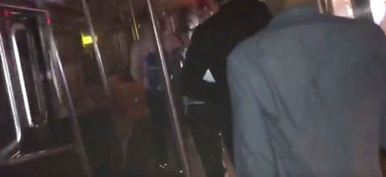 Passageiros evacuam trem descarrilado no metrô de Nova York