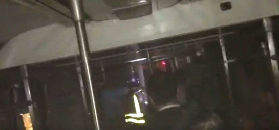 Passageiros evacuam trem descarrilado no metrô de Nova York