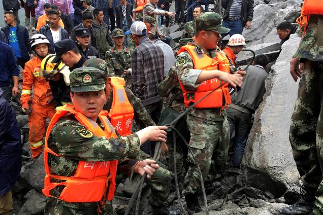 Um deslizamento de terra deixou pelo menos 120 pessoas desaparecidas, na província de Sichuan (China) - 24/06/2017