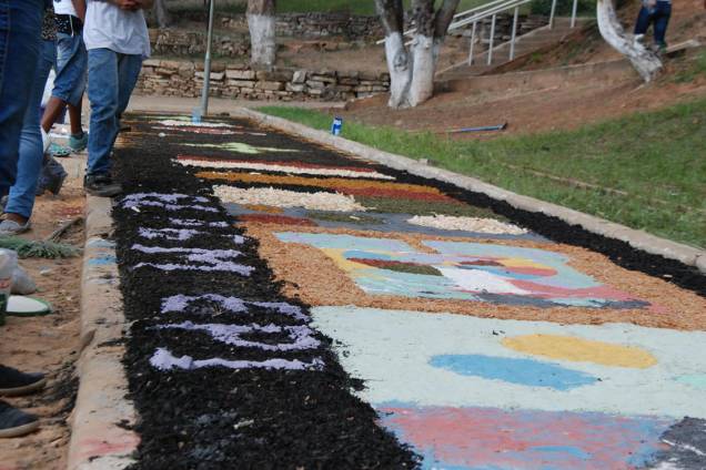 Fiéis confeccionam tapete artesanal em Diamantina, para comemorações do feriado de Corpus Christi, em Minas Gerais - 15/06/2017