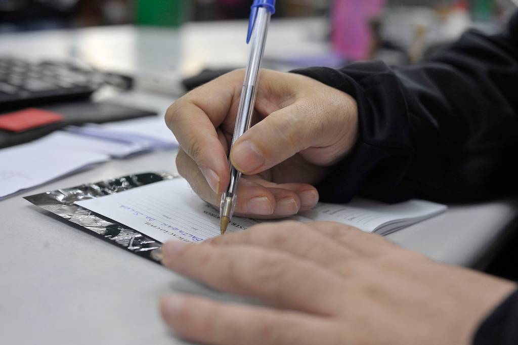 Pedidos de seguro-desemprego caem para menor nível em 8 meses nos Estados Unidos